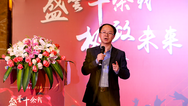 托普云農(nóng)副總經(jīng)理朱旭華作總結(jié)報(bào)告