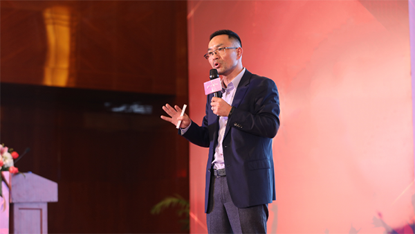 托普云農(nóng)陳渝陽董事長上臺(tái)作重要講話