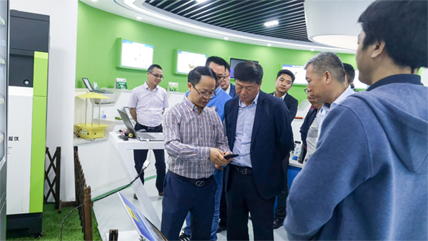 朱副總經(jīng)理向領(lǐng)導(dǎo)一行展示通過手機(jī)端查看實(shí)時監(jiān)測數(shù)據(jù)