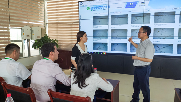 朱旭華副總經(jīng)理與代表們圍繞蟲(chóng)情測(cè)報(bào)深入交流