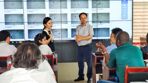 朱旭華副總經(jīng)理與代表們圍繞蟲(chóng)情測(cè)報(bào)深入交流