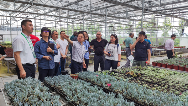 考察團(tuán)一行詳細(xì)了解數(shù)字農(nóng)業(yè)解決方案和具體應(yīng)用成效