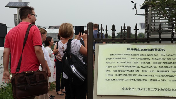 研修班一行在現(xiàn)代農(nóng)業(yè)產(chǎn)業(yè)園現(xiàn)場觀摩