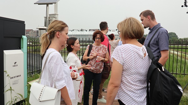 研修班一行在現(xiàn)代農(nóng)業(yè)產(chǎn)業(yè)園現(xiàn)場觀摩2