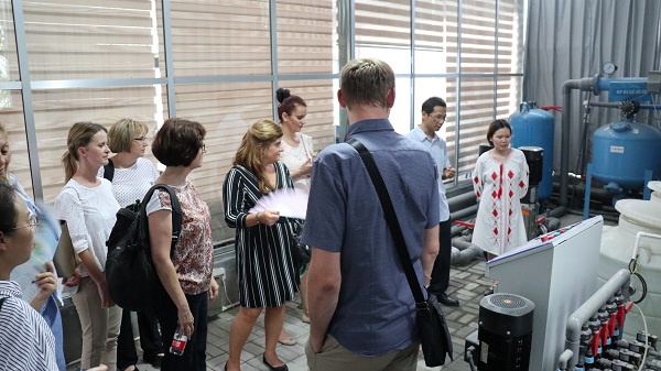 研修班一行在現(xiàn)代農(nóng)業(yè)產(chǎn)業(yè)園現(xiàn)場觀摩3