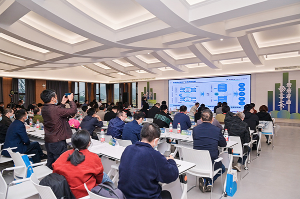 托普云農(nóng)智慧農(nóng)業(yè)研究院院長朱旭華作經(jīng)驗發(fā)布